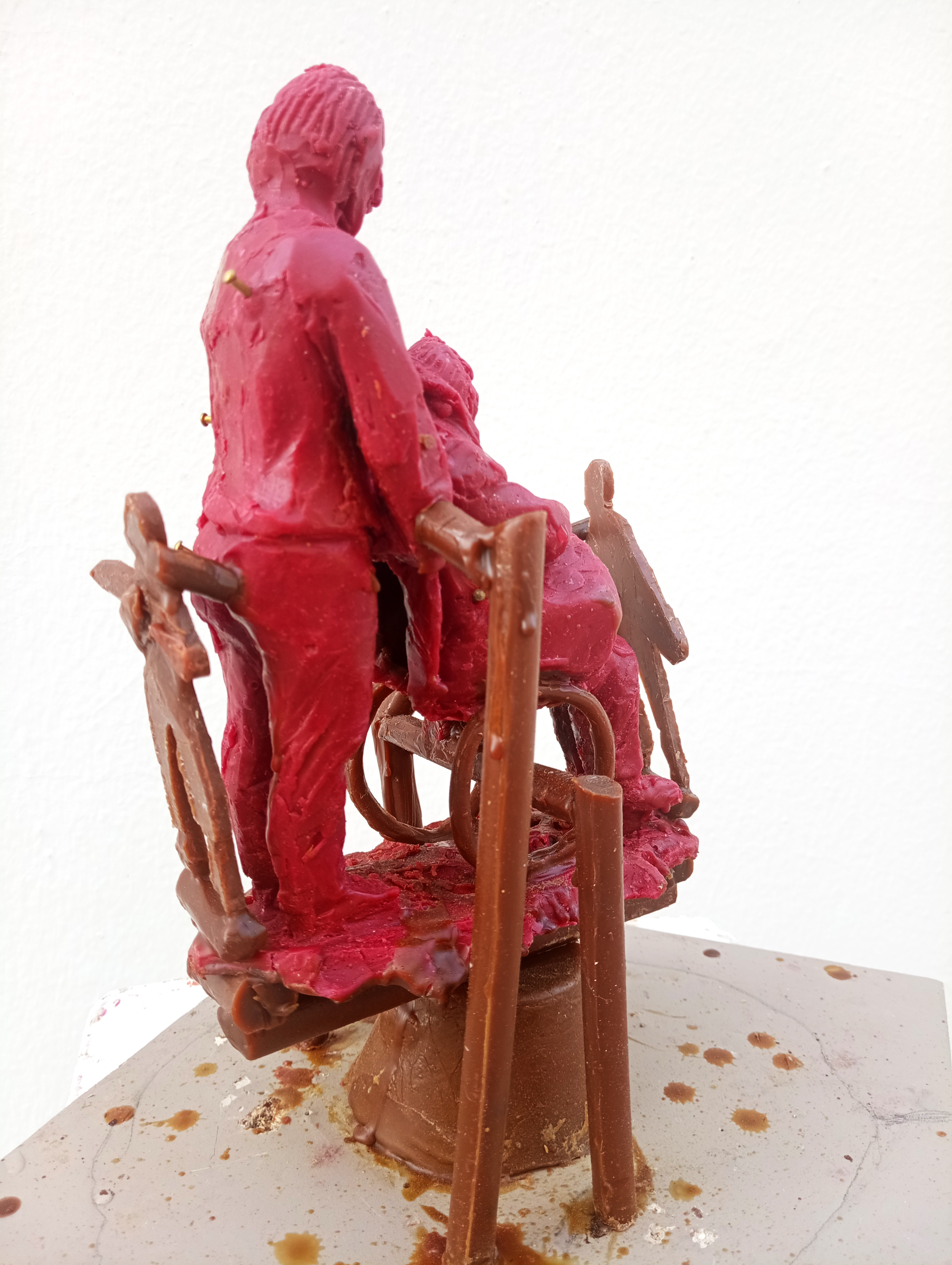 Arbol de fundición -vista posterior de tres cuartos- de la obra titulada: Con lo puesto, obra de Juan Manuel Gutiérrez Gallardo.