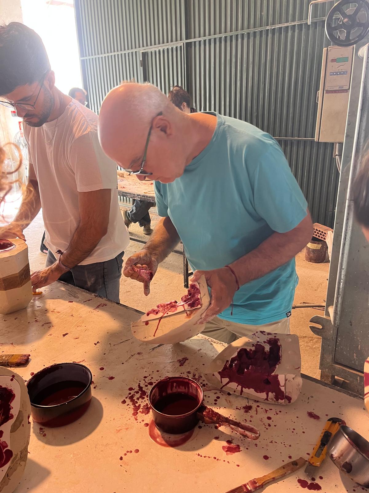 El artista Juan Manuel Gutiérrez Gallardo dando cera al molde de su escultura.
