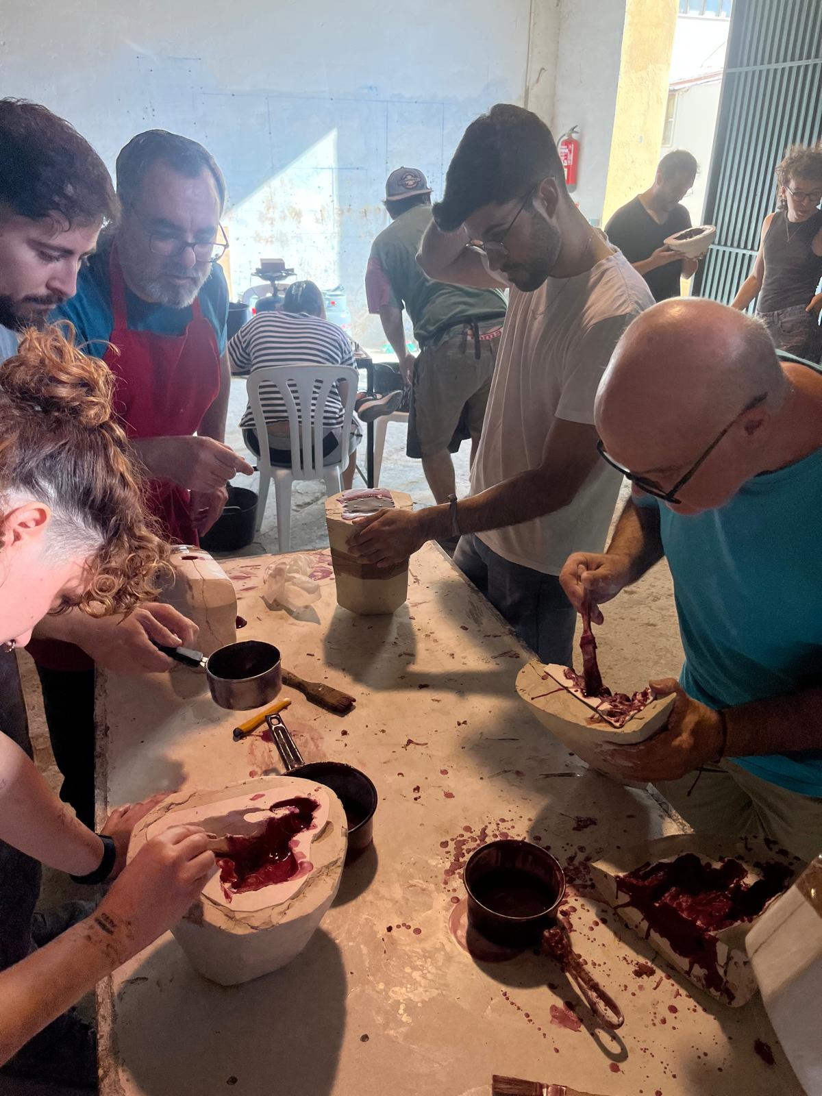 El artista Juan Manuel Gutiérrez Gallardo dando cera al molde de su escultura.