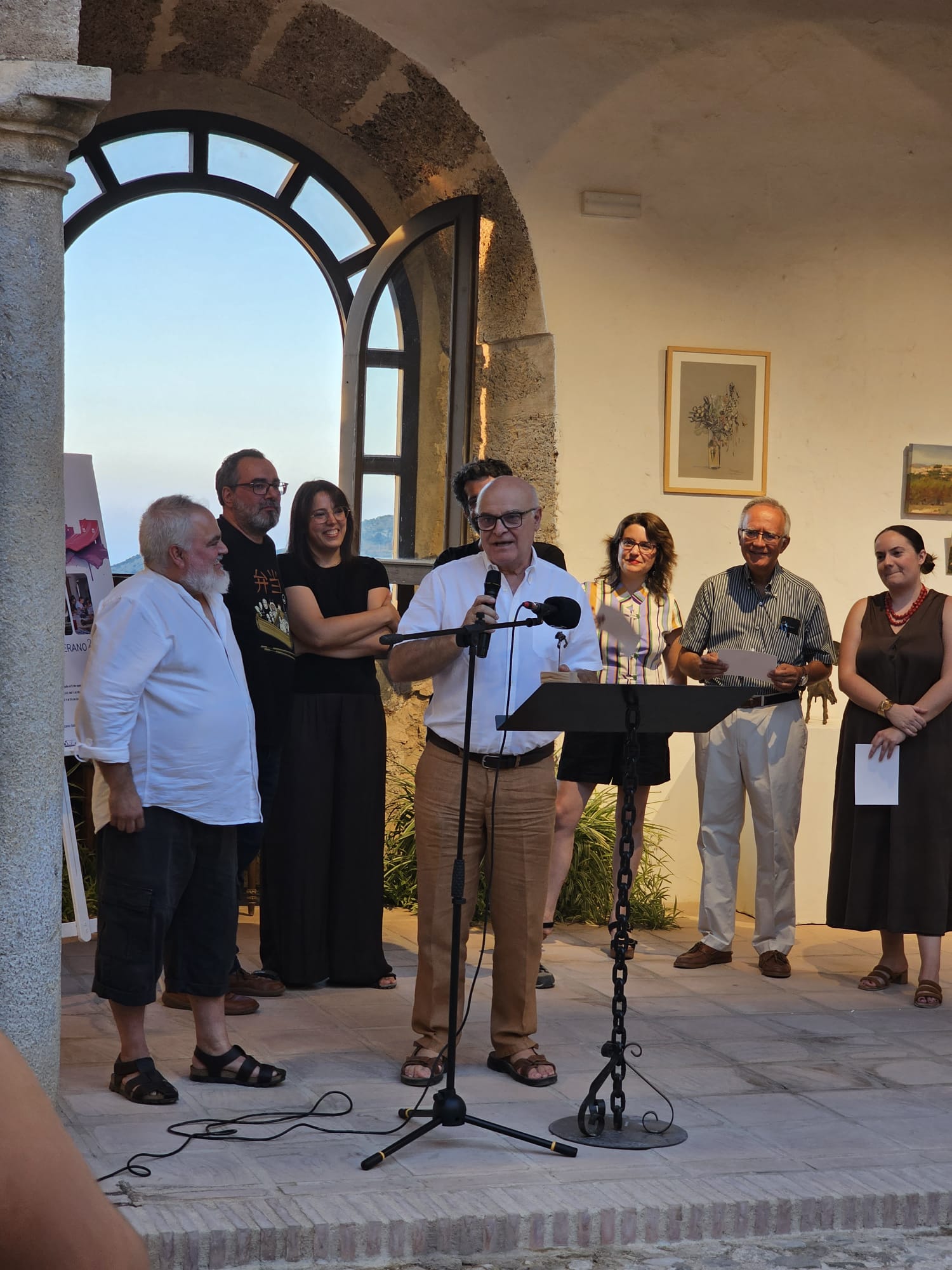 El artista Juan Manuel Gutiérrez Gallardo agradeciendo a los participantes y a los profesores el premio chipirón que acababa de recibir.